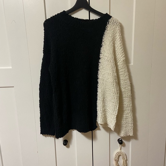 Bobeau | Two Toned popcorn knit sweater - Picture 4 of 4